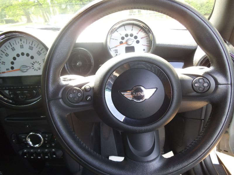 2011 MINI HATCH COOPER D SOHO image 5
