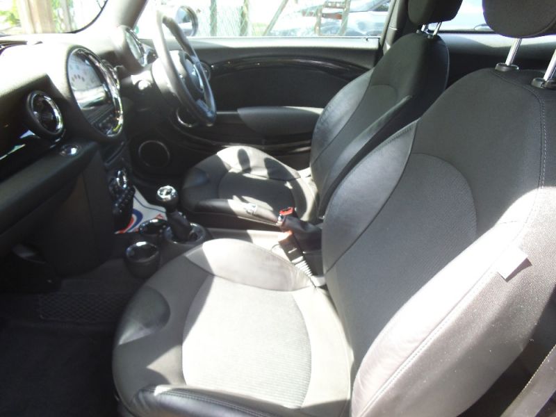 2011 MINI HATCH COOPER D SOHO image 7