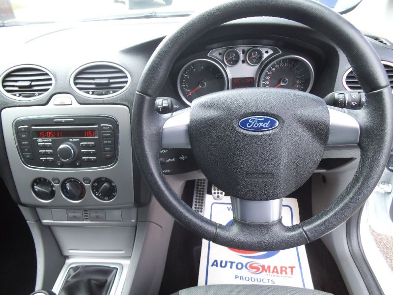 2010 FORD FOCUS ZETEC S S-S 3dr image 6