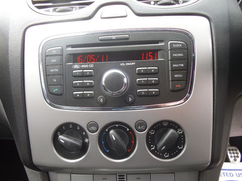 2010 FORD FOCUS ZETEC S S-S 3dr image 8