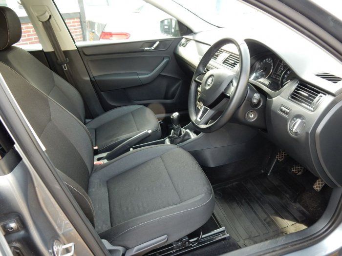 2014 Skoda Rapid 1.6 TDI CR SE 5dr image 6