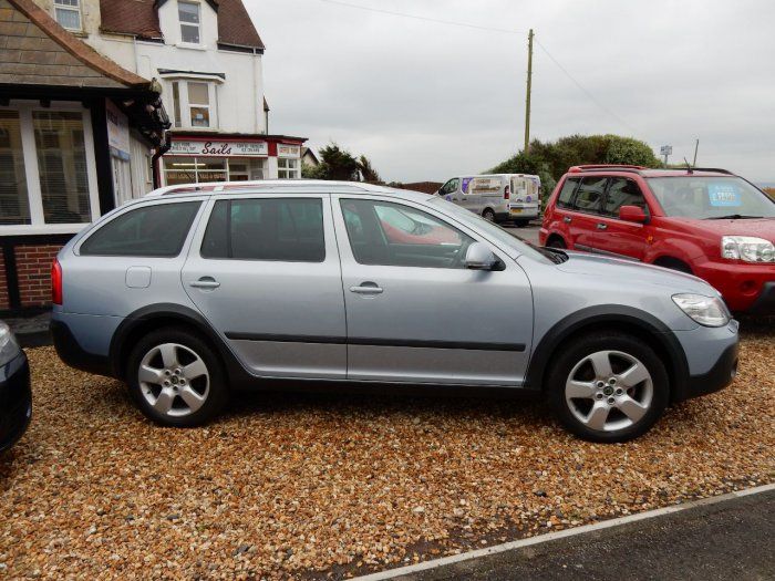 2010 Skoda Octavia 2.0 TDI PD 4x4 5dr image 3