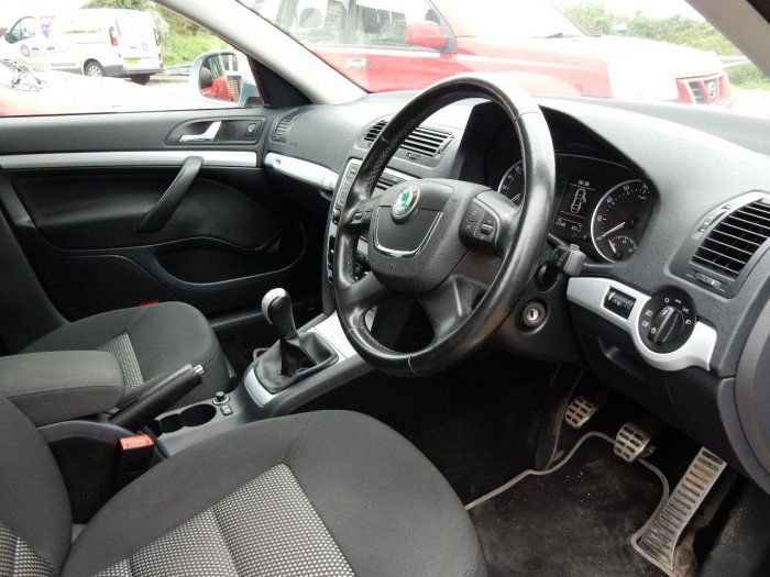 2010 Skoda Octavia 2.0 TDI PD 4x4 5dr image 6