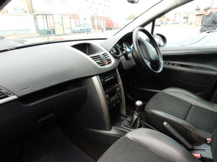 2010 Peugeot 207 1.6 HDi 5dr image 8