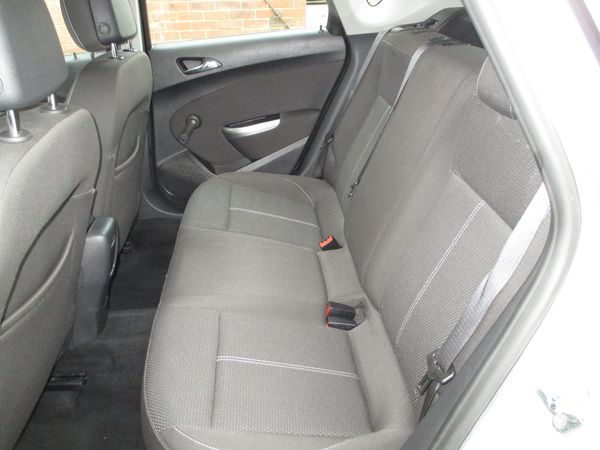 2012 Vauxhall Astra 1.4T 16V image 6