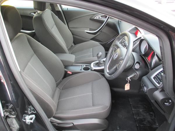 2011 Vauxhall Astra 1.7 CDTi 16V image 6