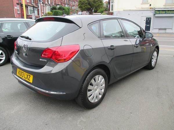 2013 Vauxhall Astra 1.7 CDTi 16V image 2