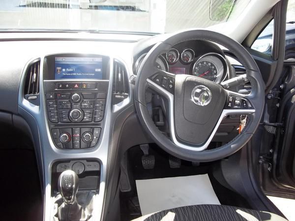 2013 Vauxhall Astra 1.7 CDTi 16V image 9