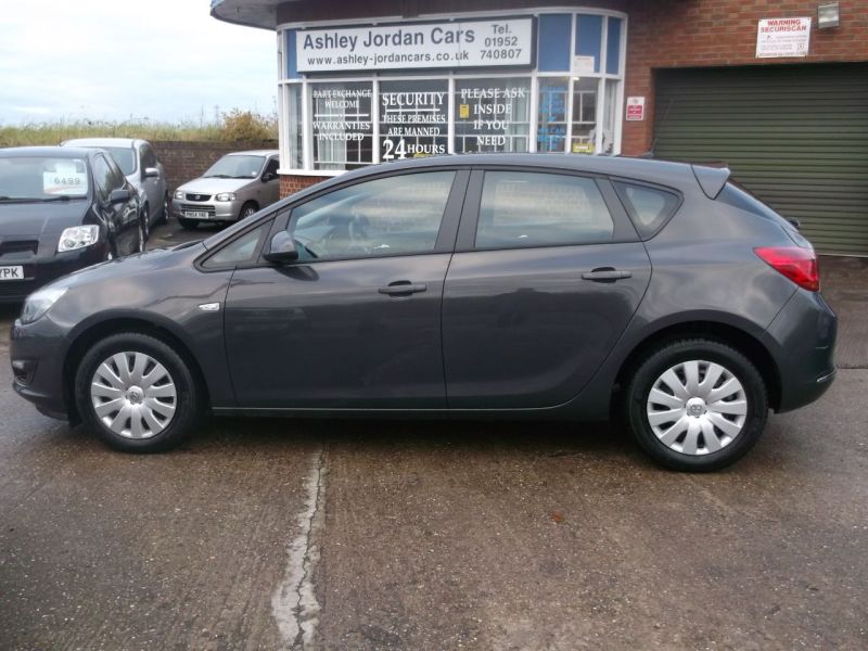 2013 Vauxhall Astra 1.6i 16V 5dr image 2