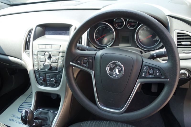 2011 Vauxhall Astra 1.6i 16V 5dr image 6