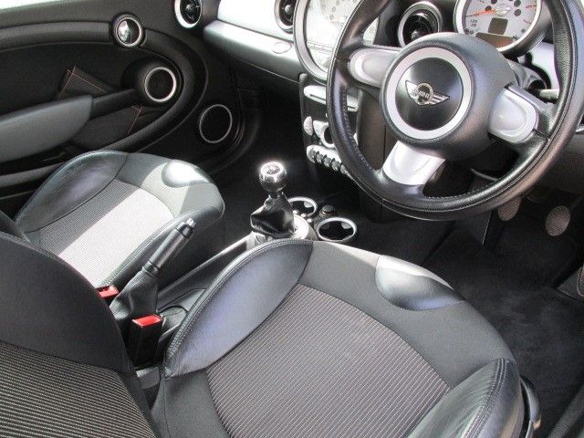 2010 MINI Hatch Cooper D 1.6 3dr image 6