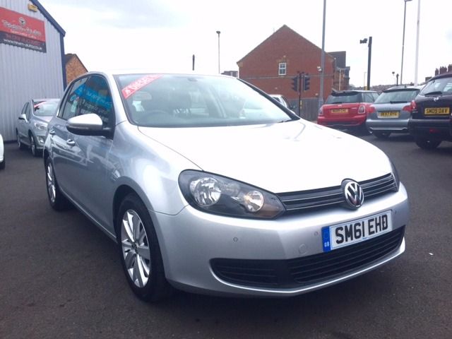 2011 Volkswagen Golf 1.6 TDI 5d image 1