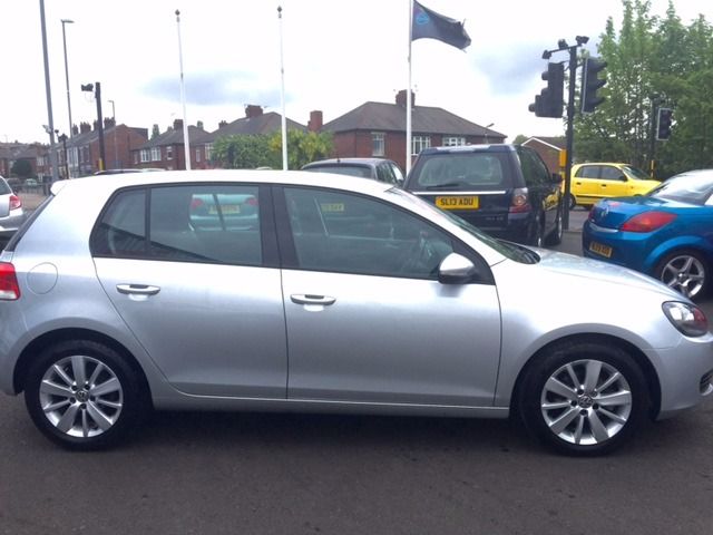 2011 Volkswagen Golf 1.6 TDI 5d image 2