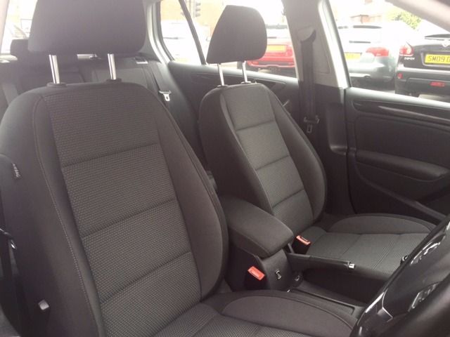 2011 Volkswagen Golf 1.6 TDI 5d image 5