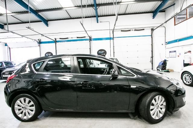 2012 Vauxhall Astra 1.7 CDTI S/S 5d image 2