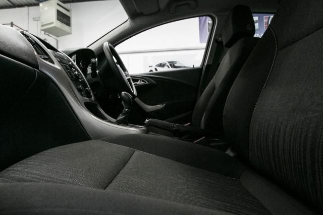 2012 Vauxhall Astra 1.7 CDTI S/S 5d image 9