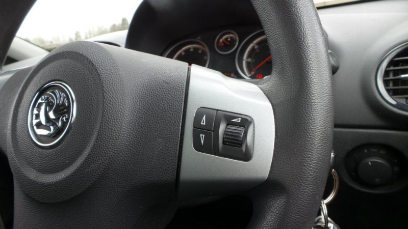 2009 Vauxhall Corsa 1.2 i 16v Club 3dr image 6