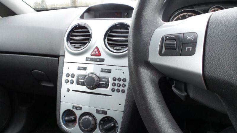 2009 Vauxhall Corsa 1.2 i 16v Club 3dr image 7