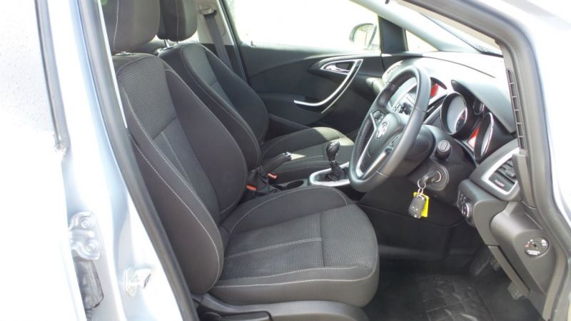 2013 Vauxhall Astra i VVT 16v SRi 5dr image 6