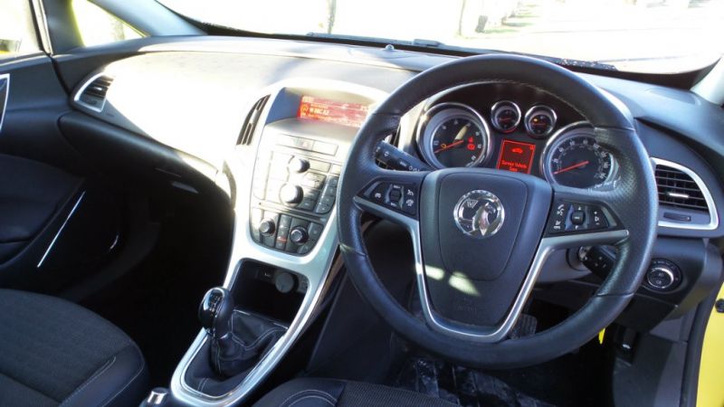 2013 Vauxhall Astra GTC CDTi 16v SRi 3dr image 8