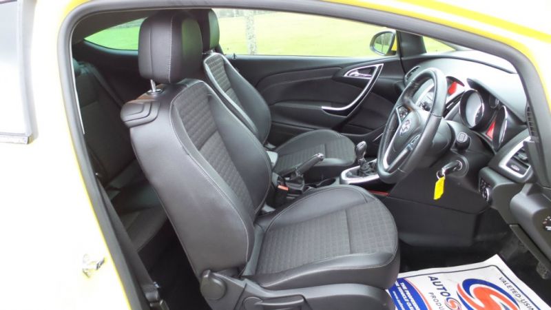 2013 Vauxhall Astra GTC CDTi 16v SRi 3dr image 9