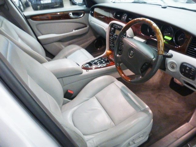 2004 Jaguar XJ 3.6 V8 SE 4d image 9