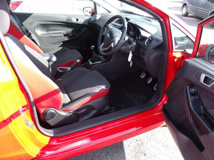 2013 Ford Fiesta 1.6 TDCI ZETEC S image 2