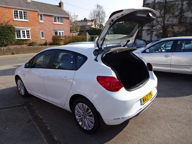 2013 Vauxhall Astra 1.4i image 9