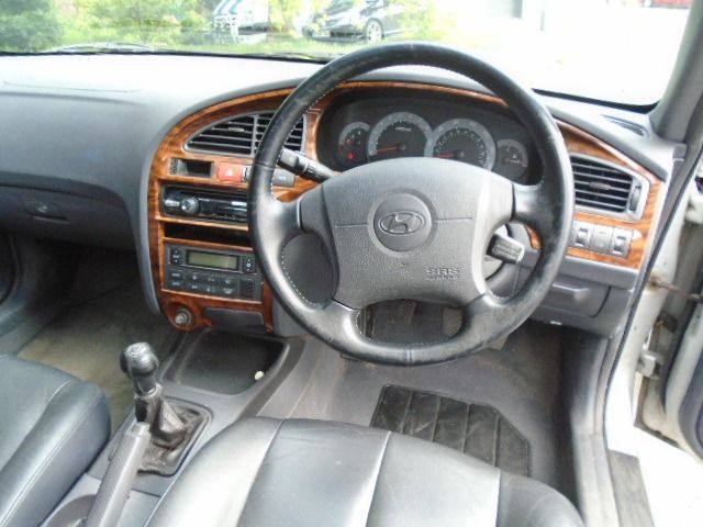 2001 Hyundai Elantra 2.0 CDX 5d image 5