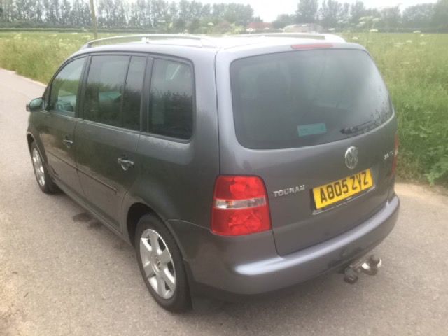 2005 Volkswagen Touran 2.0 Sport TDI DSG 5d image 3