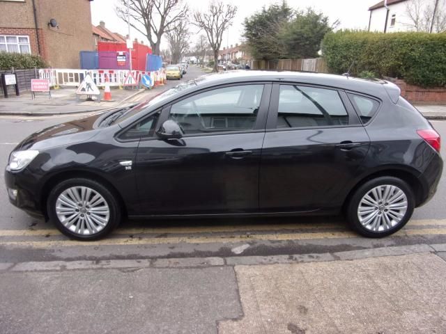 2011 Vauxhall Astra 1.4 Excite 5d image 3
