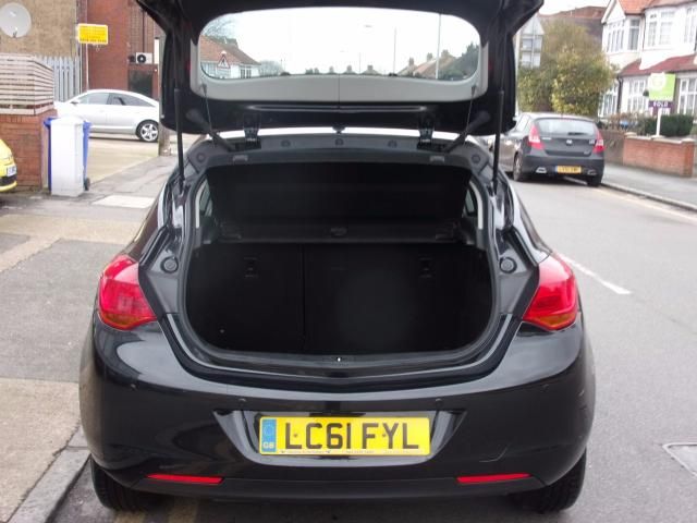 2011 Vauxhall Astra 1.4 Excite 5d image 6