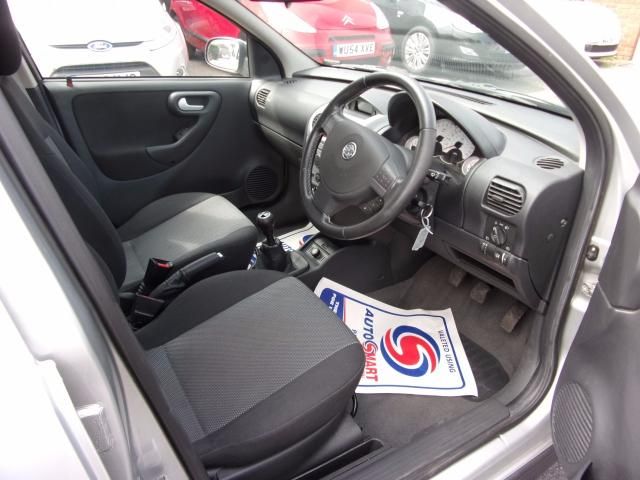 2006 Vauxhall Corsa 1.4 16V 5d image 8