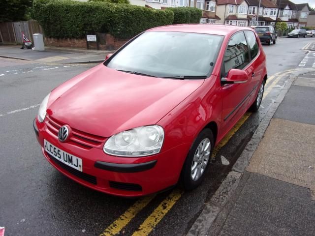 2005 Volkswagen Golf 1.6 S FSI 3d image 1
