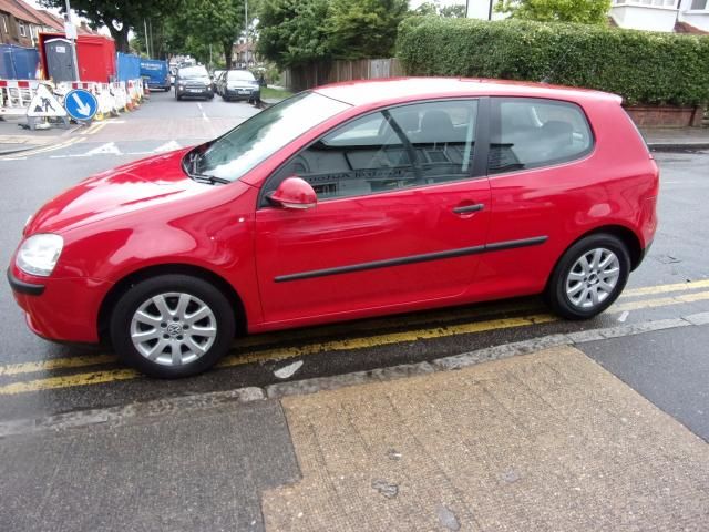 2005 Volkswagen Golf 1.6 S FSI 3d image 2