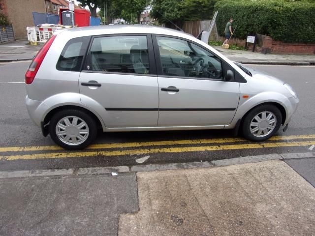 2002 Ford Fiesta 1.6 Ghia16V 5d image 3