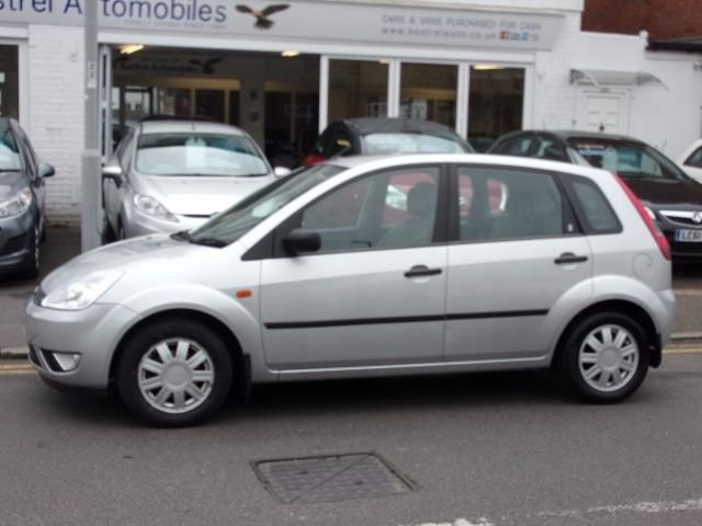 2002 Ford Fiesta 1.6 Ghia16V 5d image 5