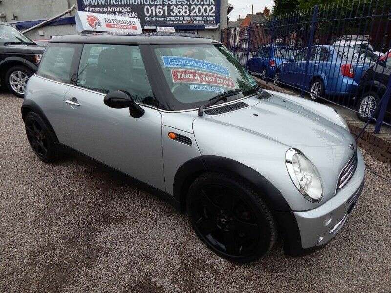 2005 MINI Hatch Cooper 1.6 image 1