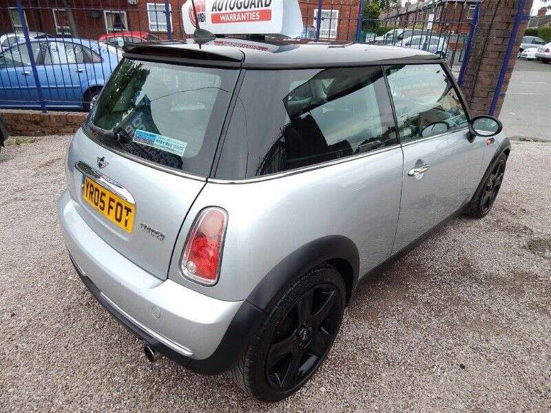 2005 MINI Hatch Cooper 1.6 image 2