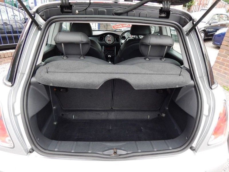 2005 MINI Hatch Cooper 1.6 image 9