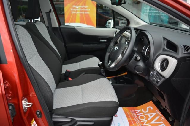 2012 Toyota Yaris 1.3 VVT-I T 5d image 5