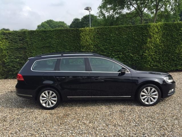 2010 Volkswagen Passat 2.0 SE TDI DSG 5d image 2