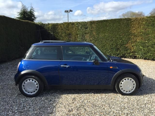 2002 MINI Hatch 1.6 One 3d image 2