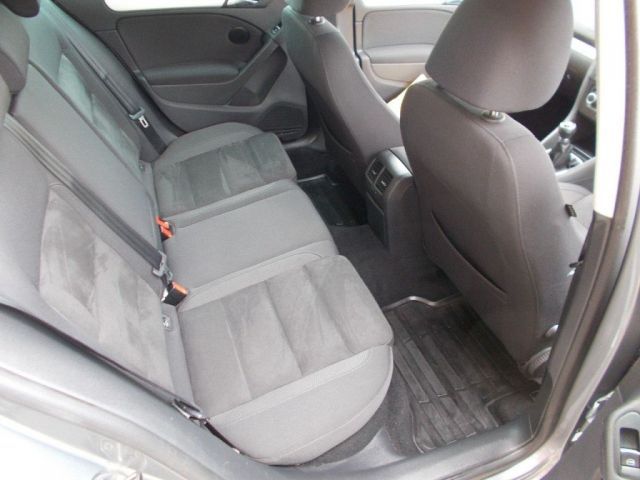 2010 Volkswagen Golf image 7