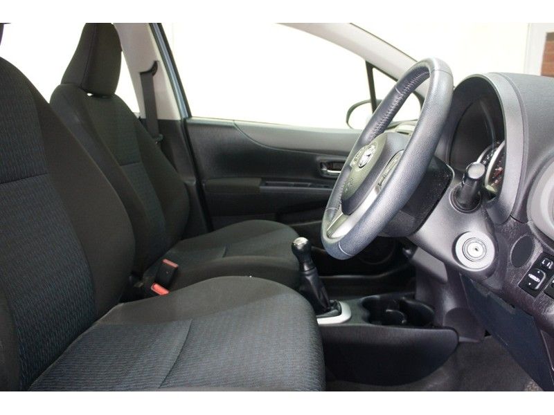 2013 Toyota Yaris VVT-I Tr 5dr image 5