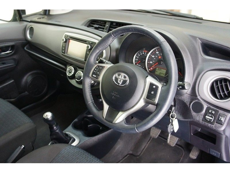 2013 Toyota Yaris VVT-I Tr 5dr image 6