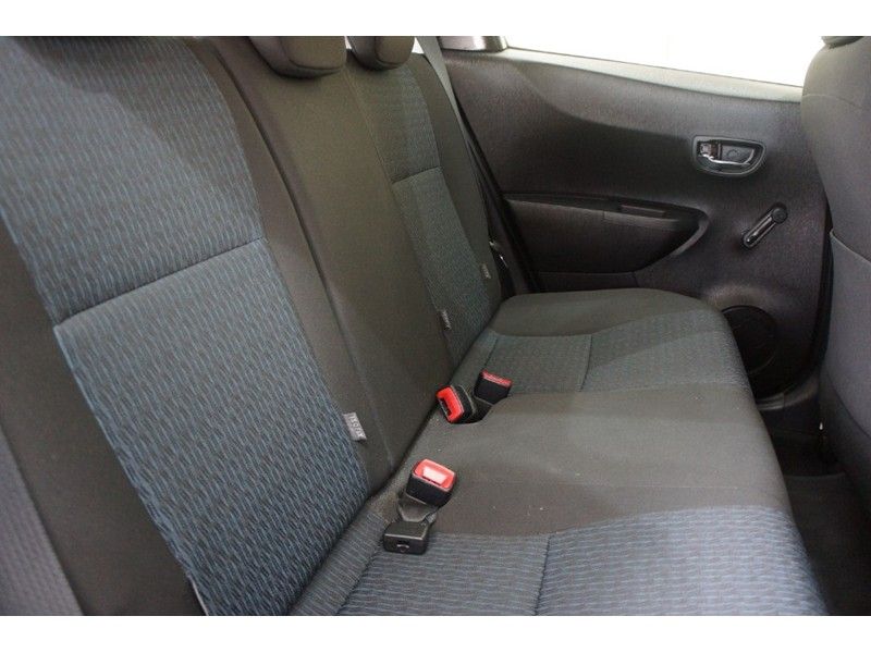 2013 Toyota Yaris VVT-I Tr 5dr image 8