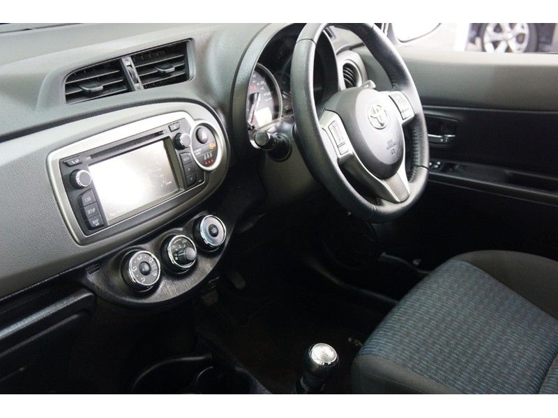 2013 Toyota Yaris VVT-I Tr 5dr image 9