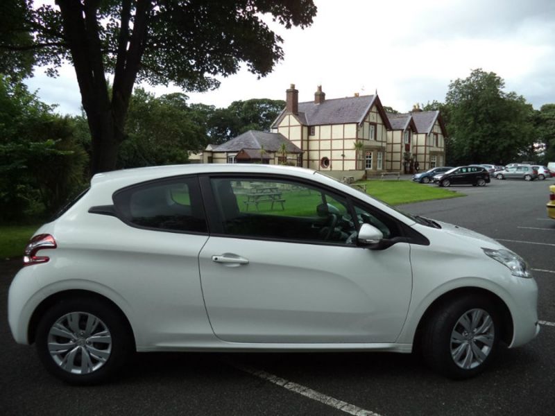 2014 Peugeot 208 1.2 VTi Access+ 3dr image 3