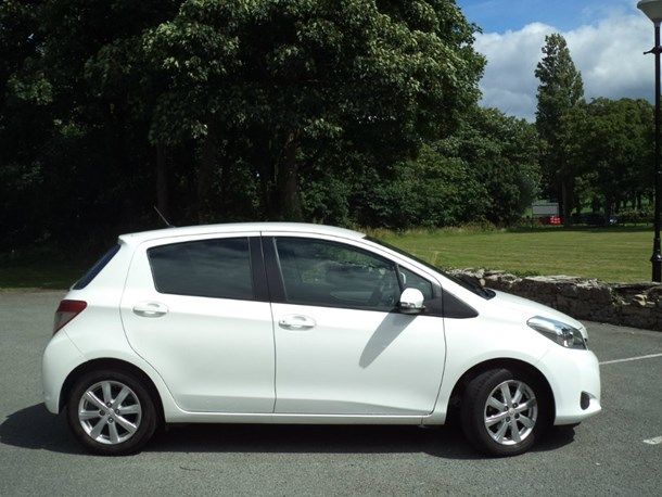 2013 Toyota Yaris 1.33 VVT-i TR 5dr image 2